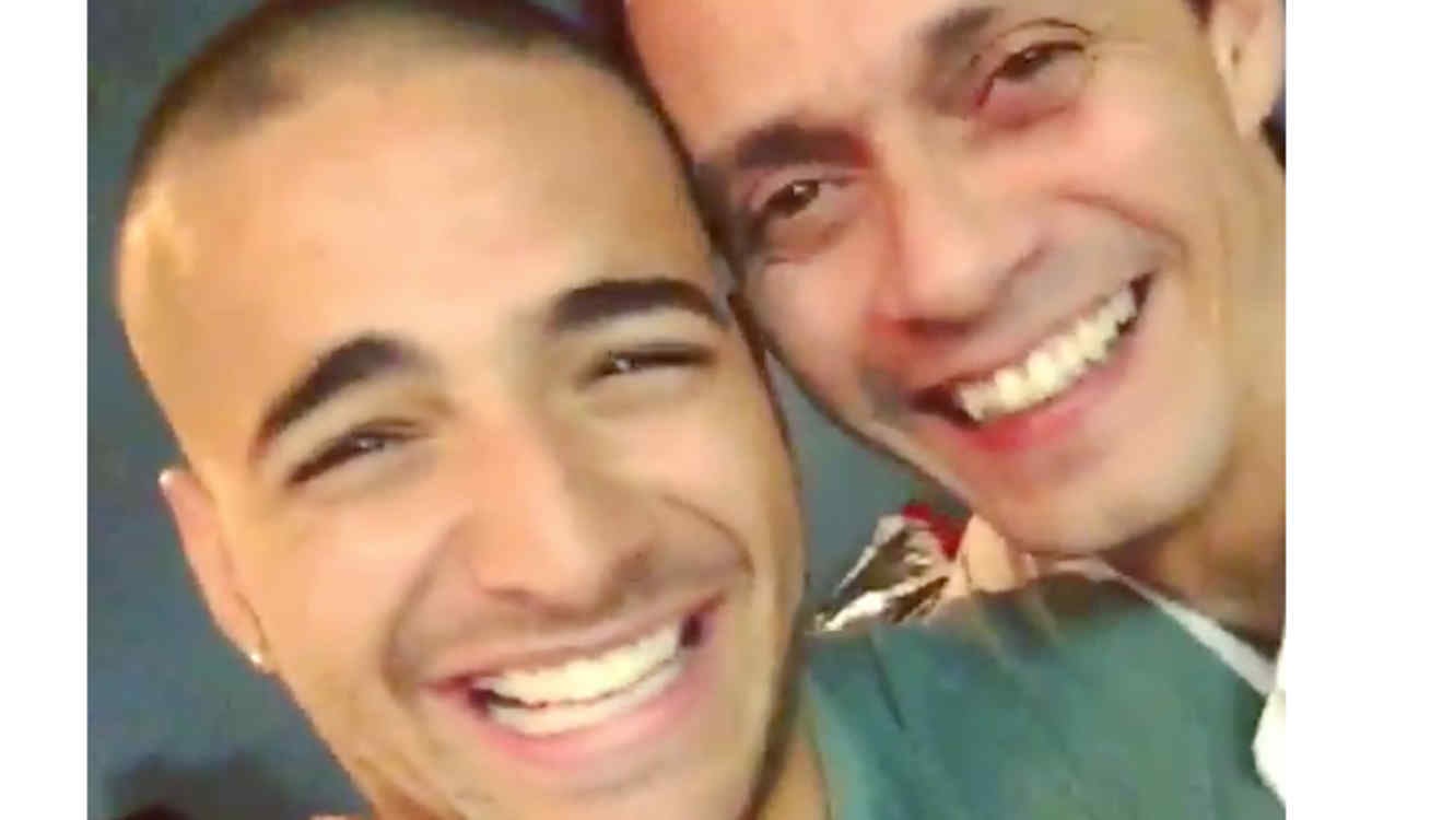 Marc Anthony y Maluma se besan tras bastidores antes de un concierto