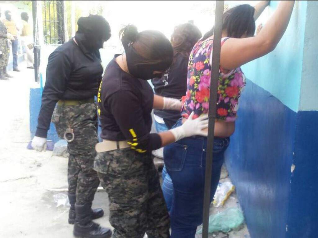 Mujeres que están siendo llevadas a una cárcel en Tegucigalpa