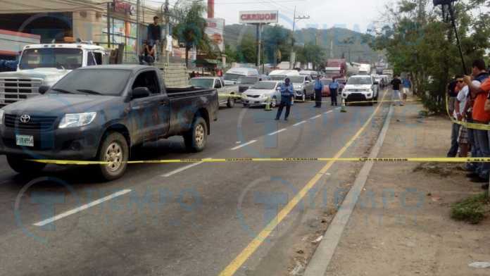 Muerto dentro de vehículo color gris en Villanueva