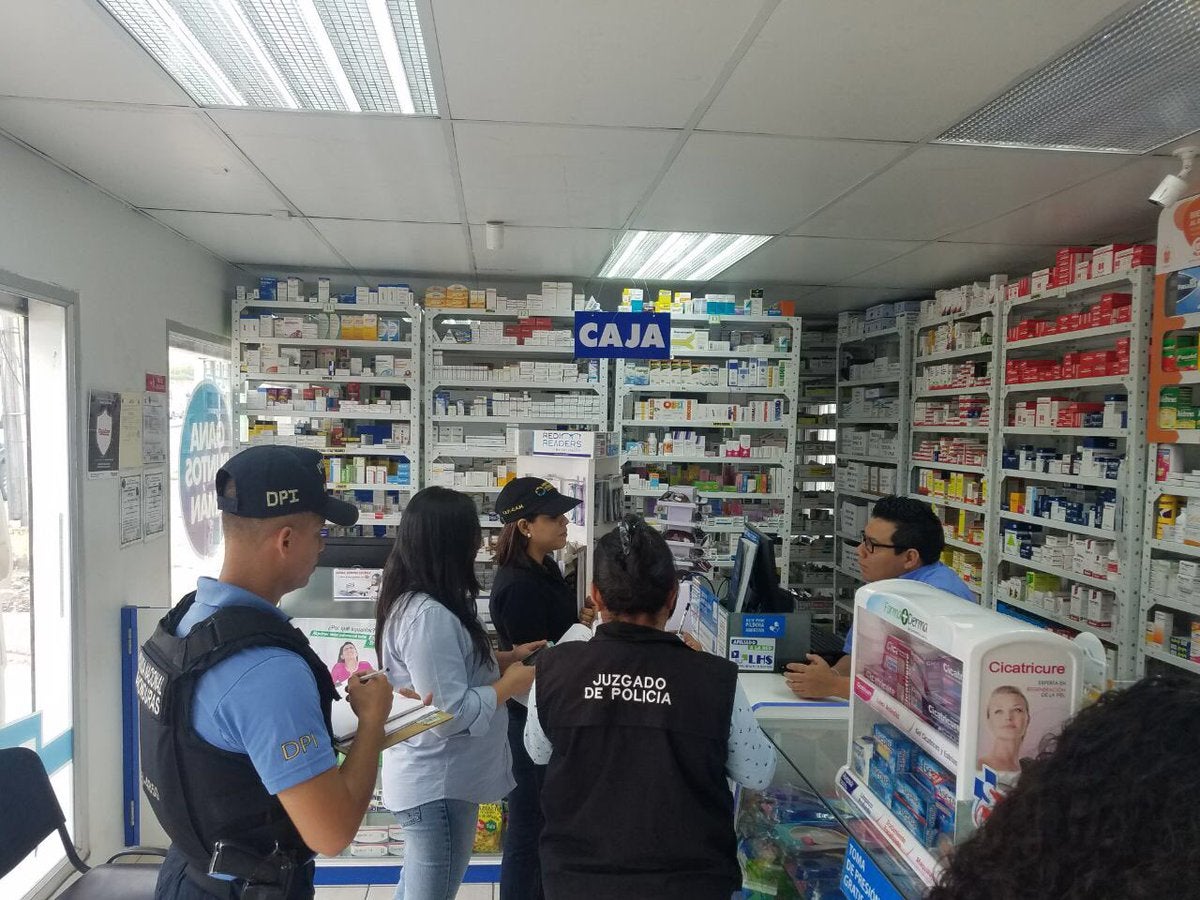 Fiscales de Consumidor inspeccionan farmacias de Tegucigalpa para constatar aplicación de la ley y calidad de medicinas y servicio