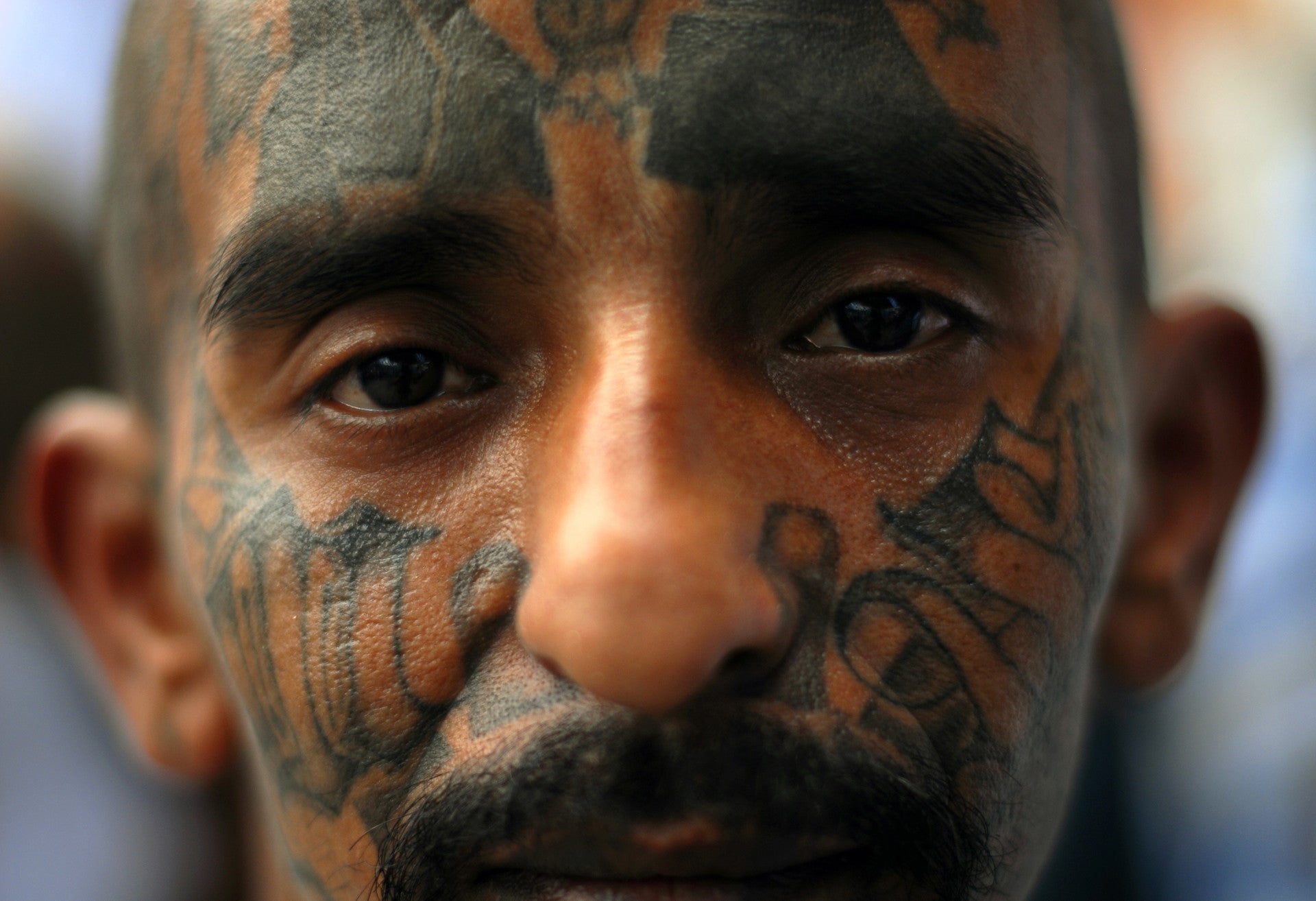 Un miembro de la mara Salvatrucha posa en la prisión de Ciudad de Barrios, en El Salvador.