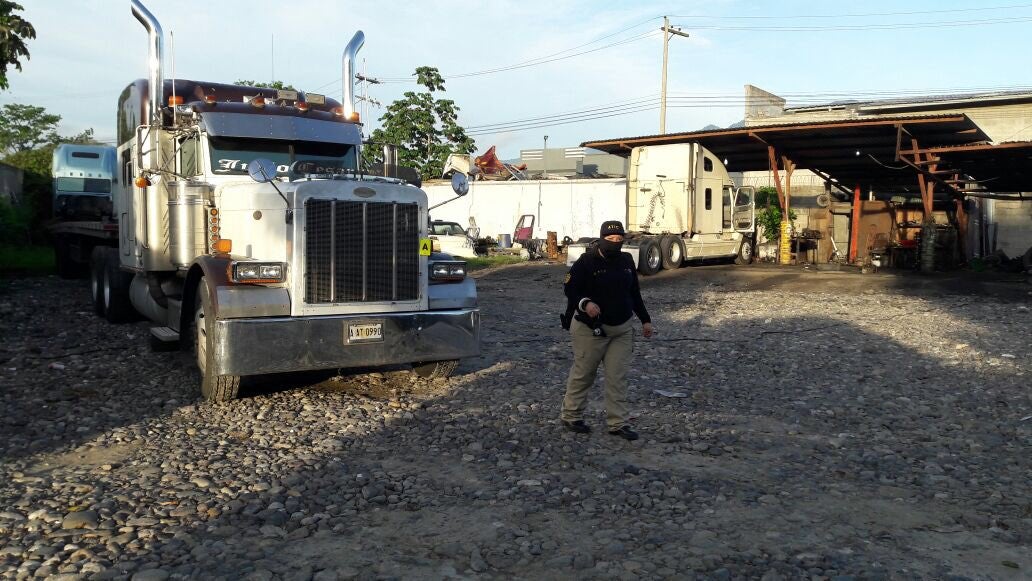  Fiscales de Apoyo al Proceso de Depuración Policial y Agentes ATIC aseguraron flota de transporte pesado en Choloma, Cortés