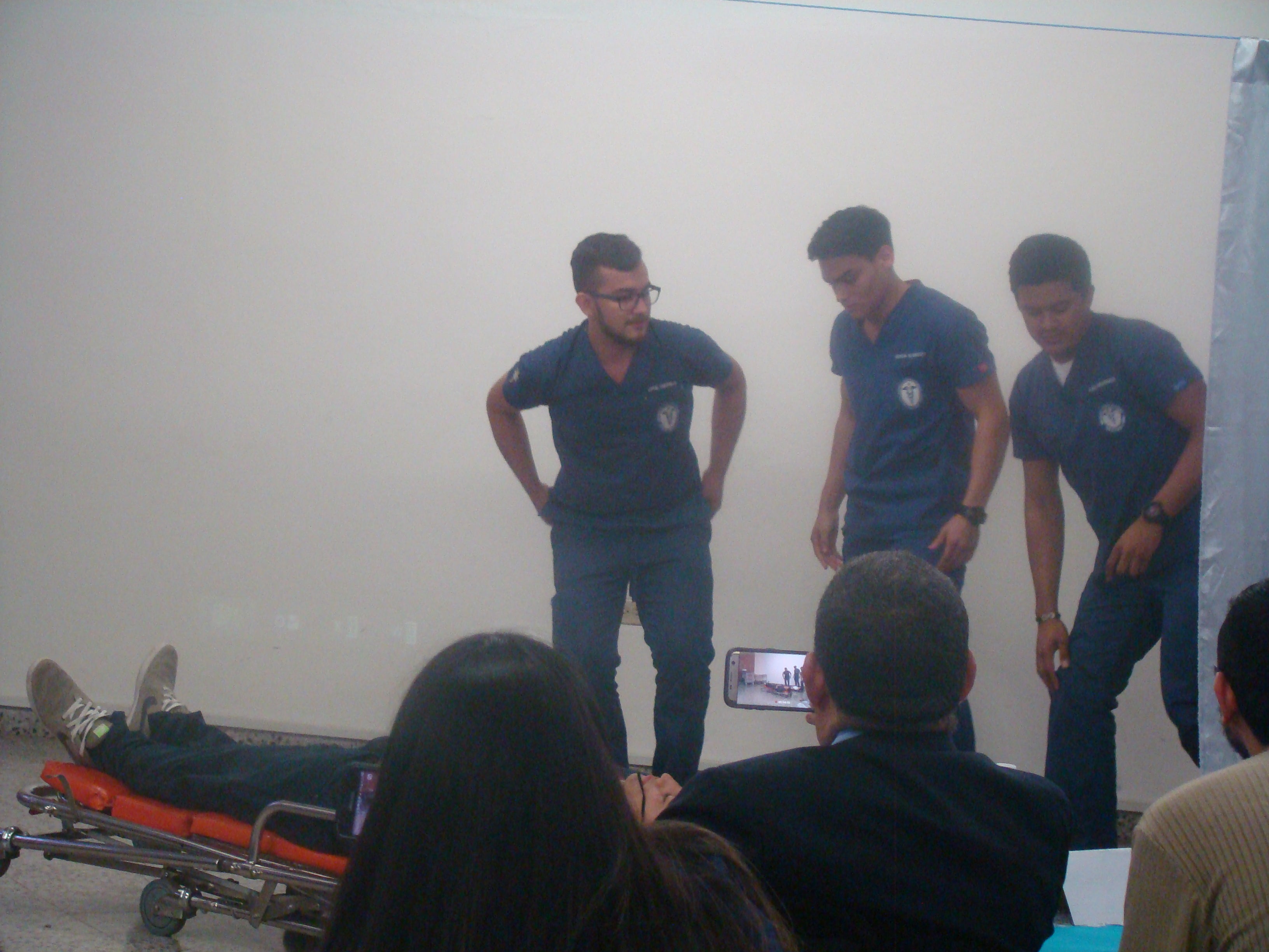 Momento en que estudiantes de medicina dramatizaban atención en salas de emergencia y vía publica