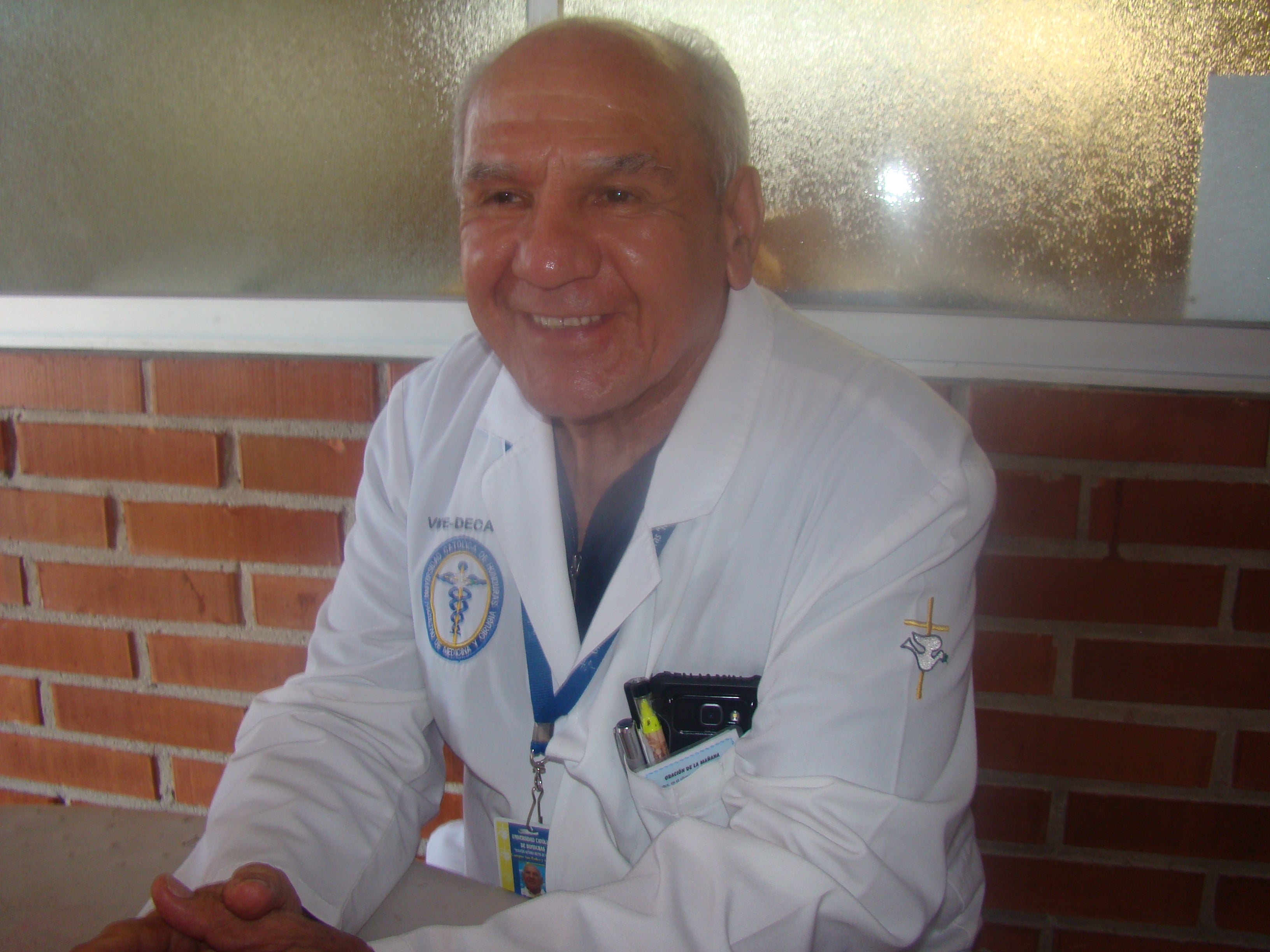 El doctor Benjamín Mena mientras opinaba sobre la situación de la medicina en Honduras