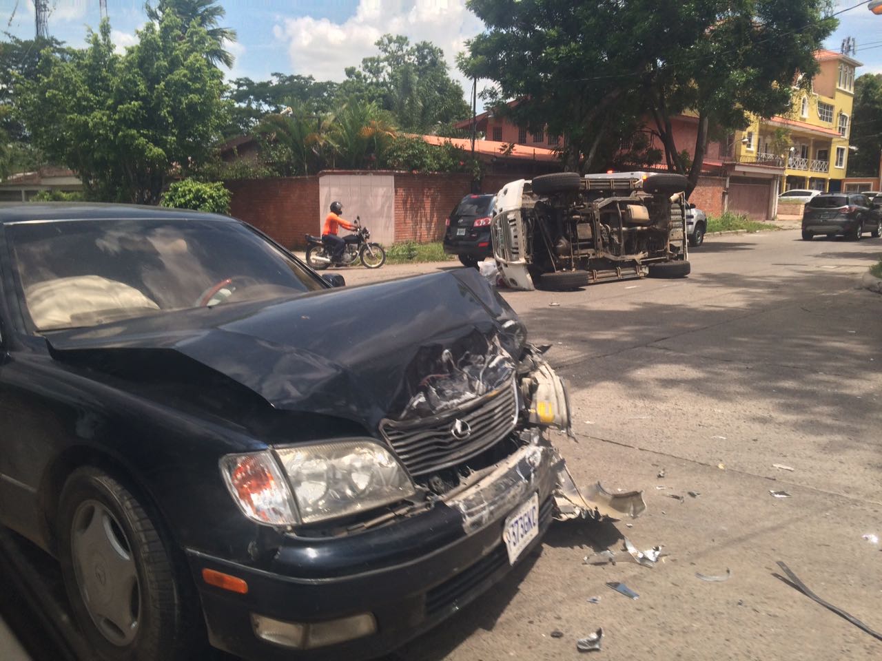 Accidente en una calle arriba del Estadio Francisco Morazán.