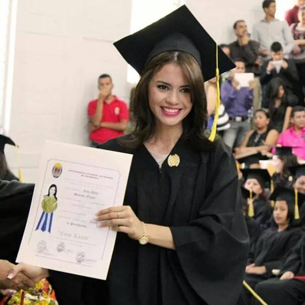La bella modelo obtuvo una licenciatura en periodismo en la Universidad Nacional Autónoma de Honduras.