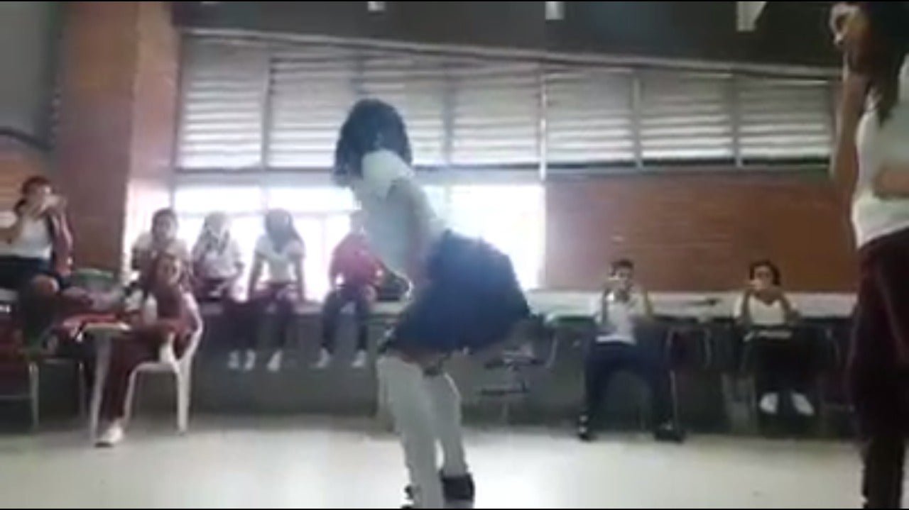 En Plena Aula De Clases Alumnas Realizan Concurso De Baile “sensual” 