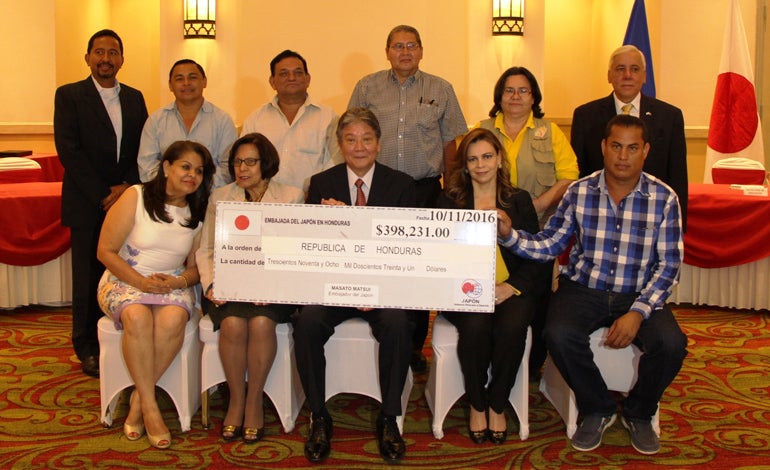 Embajador de Japón entregando una de las donaciones a Honduras