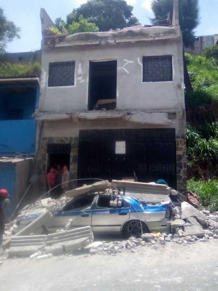 El balcón superior de una vivienda en el Barrio El Chile se desplomó causando graves daños materiales.