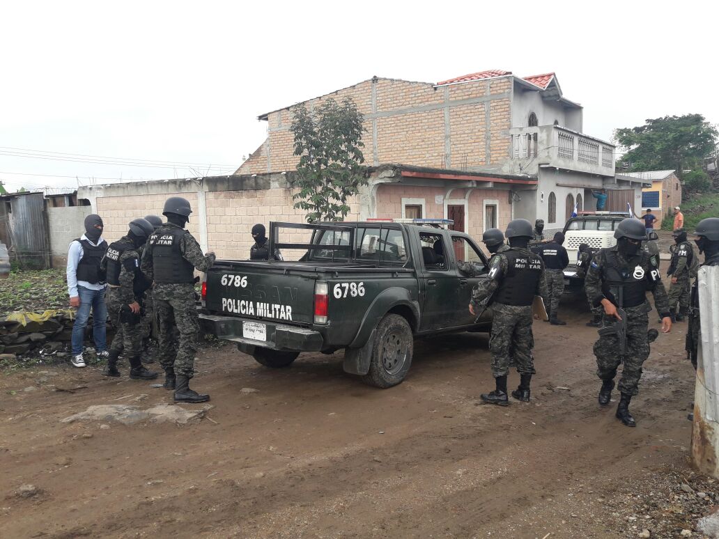 Elementos de la Policía Militar del Orden Público confiscaron drogas, armas, celulares y dinero en un allanamiento realizado hoy en Tegucigalpa.