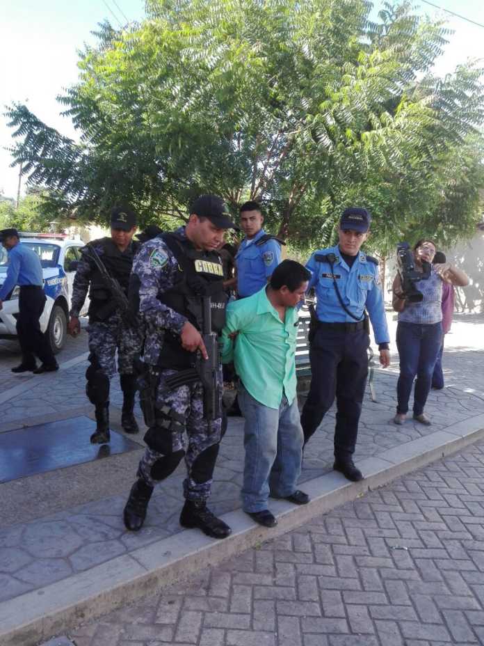 Agentes de la Policía Nacional capturaron este miércoles a un hombre que horas antes había estrangulado a su esposa en Comayagua.