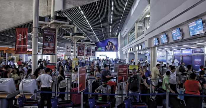 Vuelos cancelados Aerolíneas cancelan vuelos de Honduras al estado de la Florida ante la amenaza del poderoso huracán Irma.