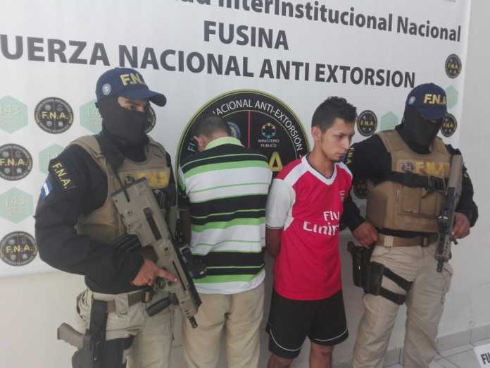 Elementos de la Fuerza Nacional Antiextorsión arrestaron a dos sospechosos en zonas residenciales de la capital.