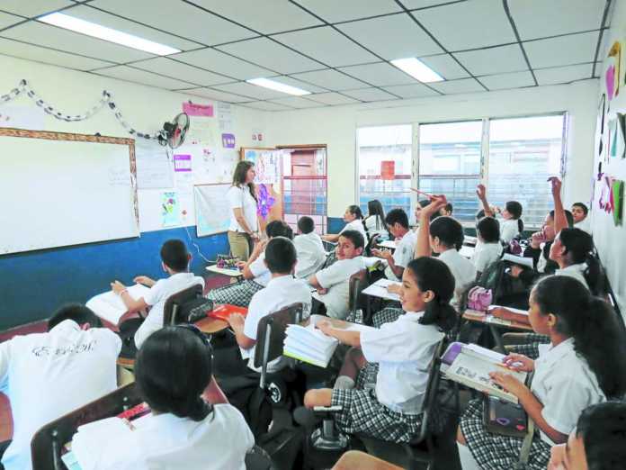 Estudiantes El Instituto de Estadísticas de la UNESCO afirma que un gran porcentaje de latinoamericanos termina la secundaria con serias deficiencias.