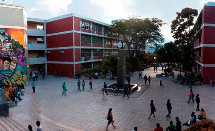 La Universidad Nacional Autónoma de Honduras (UNAH), es la única institución facultada para reconocer títulos de universidades nacionales o extranjeras, privadas o públicas.