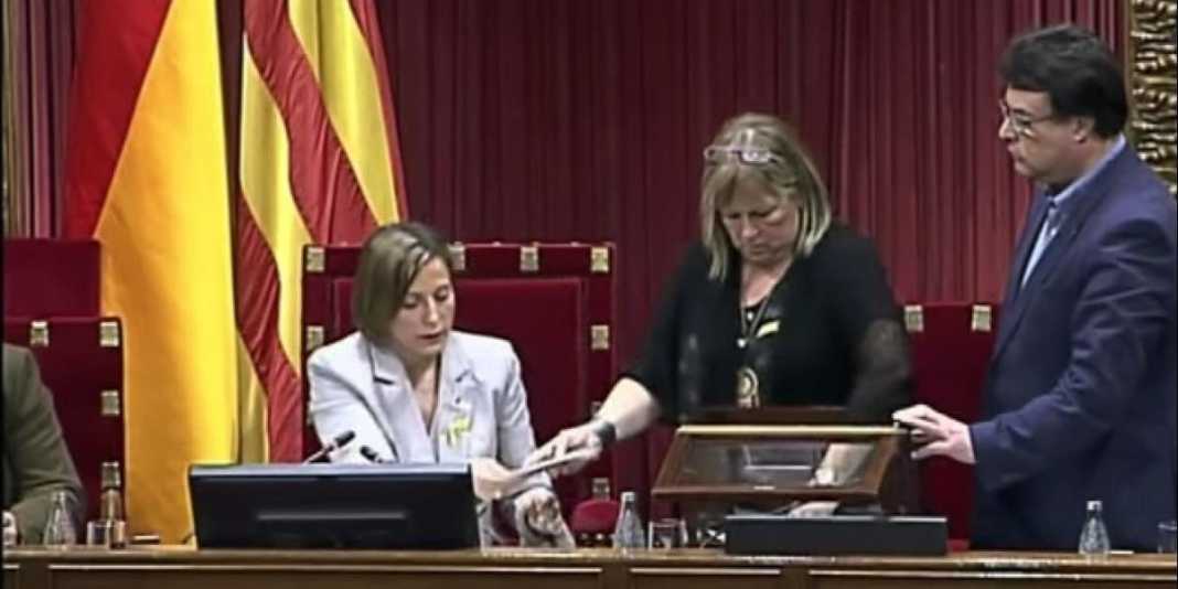 Parlamento catalán declara independencia