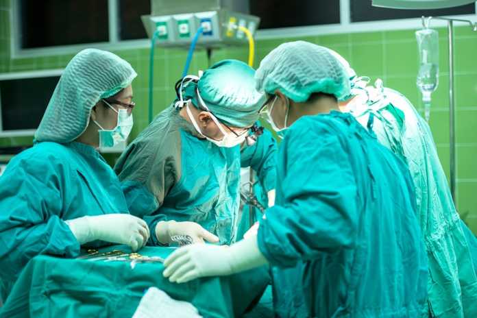 Un equipo de científicos franceses descubrió que los riesgos de una operación de corazón abierto son mayores cuando se realiza por la mañana.