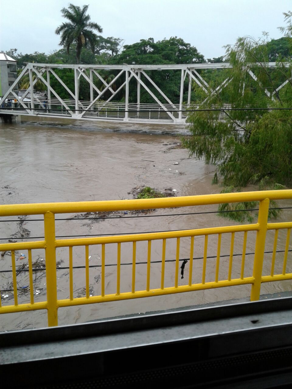 El puente ubicado en el centro del municipio está a punto de desbordarse. Según vecinos, ya se reportan inundaciones en las zonas aledañas.