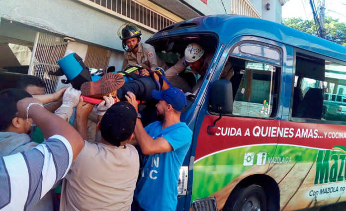 Una unidad de transporte público que peleaba vía con otro vehículo provocó un grave accidente en una colonia de Tegucigalpa.