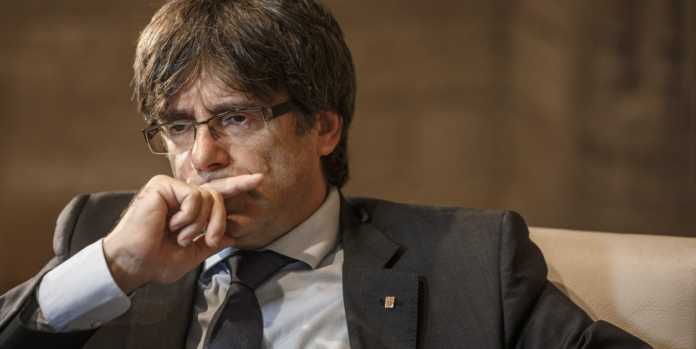 Carles Puigdemont El presidente destituido de Cataluña, Carles Puigdemont, se entregó a la policía de Bélgica junto a los cuatro miembros de su gabinete.