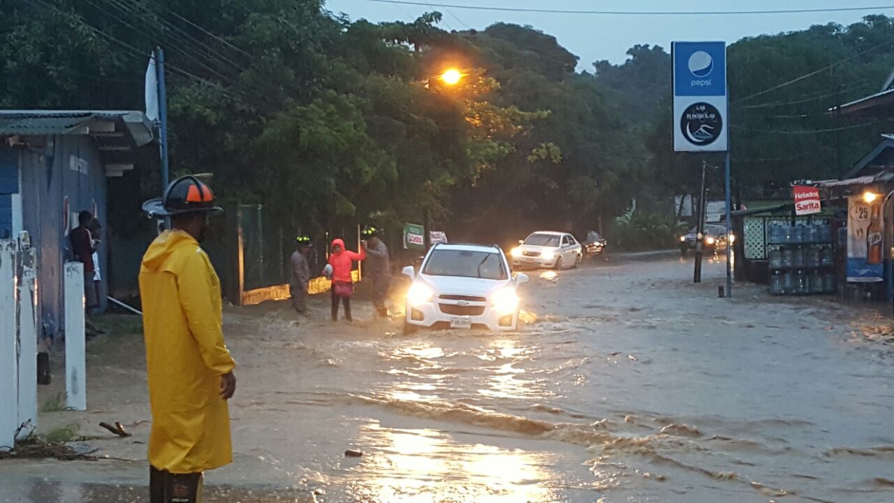 Las calles principales también fueron inundadas. Los vehículos circulan con lentitud debido a que las quebradas se desbordaron. Casi 24 horas y no ha parado de llover.