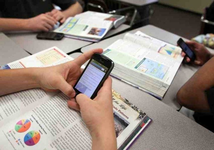 Uso de celulares en colegios de Roatán