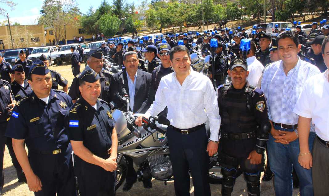 Hernández promete a policías