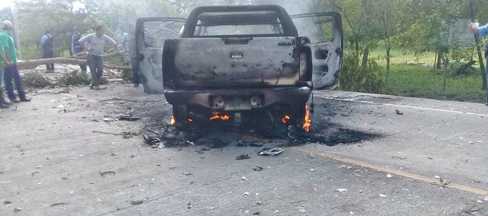 manifestantes queman un vehículo