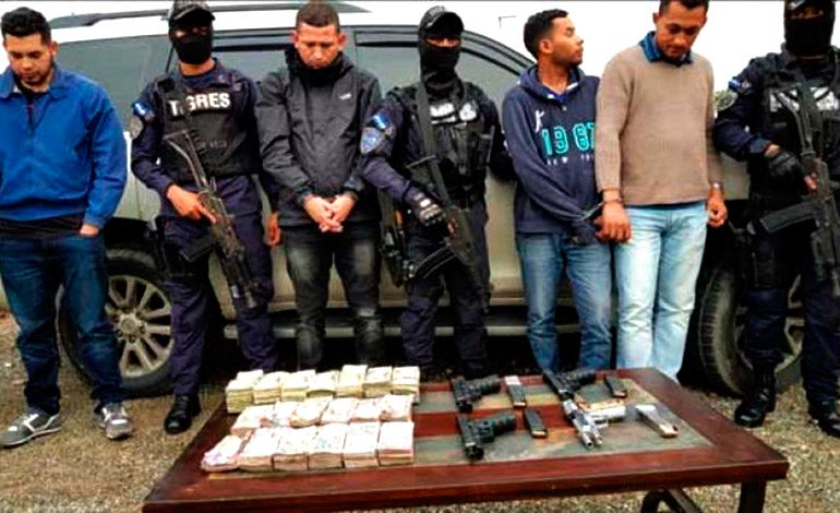 hombres detenidos con millonario decomiso en La Ceiba