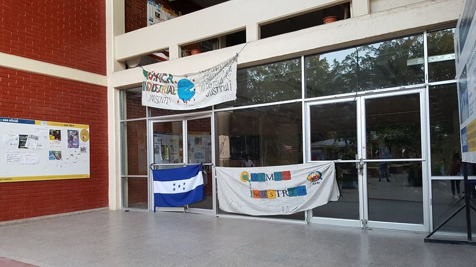 UNAH- VS: Estudiantes de Química se toman edificio administrativo