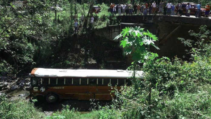 Cae bus con más de 30 pasajeros abordo
