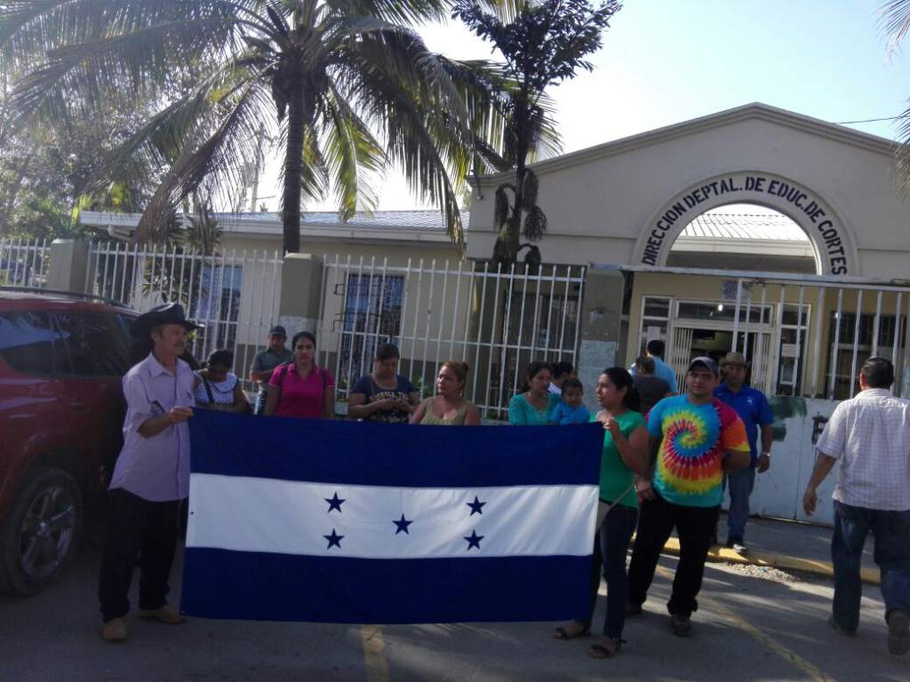 Padres de familia exigen más maestros para el departamento de Cortés