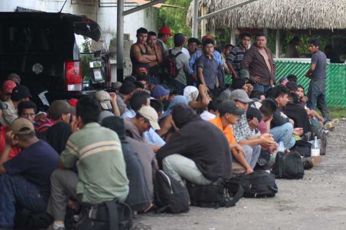 Rescatan a 103 migrantes hondureños en riesgo