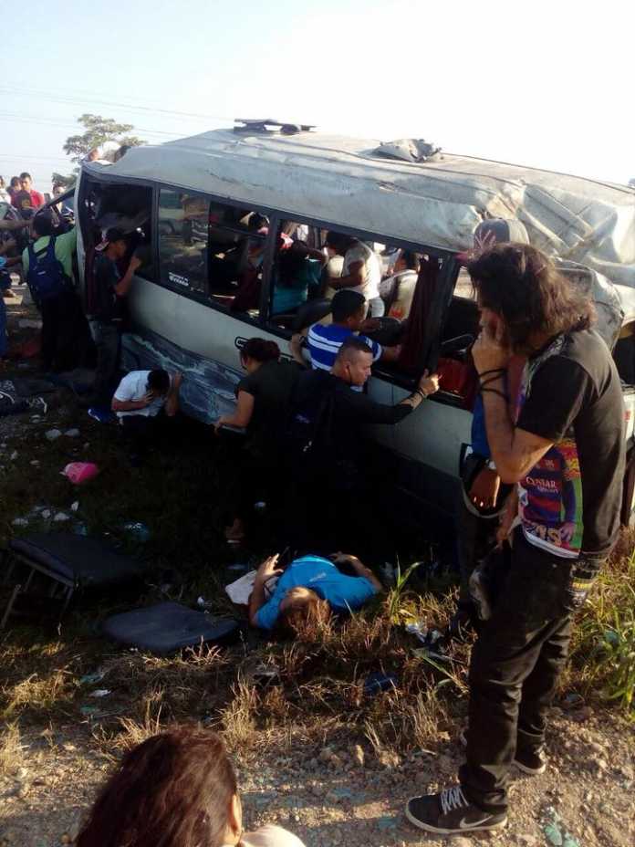 Aparatoso accidente vial deja una persona muerta y unos 19 heridos en San Manuel