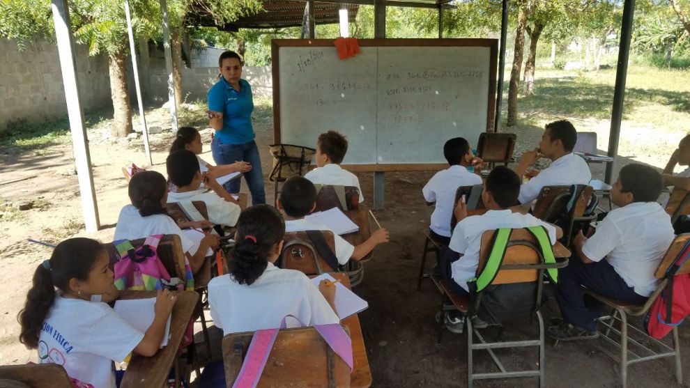 Niños reciben clases debajo de una galera en Olanchito