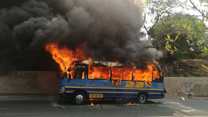 bus quemado en Bulevar Suayapa