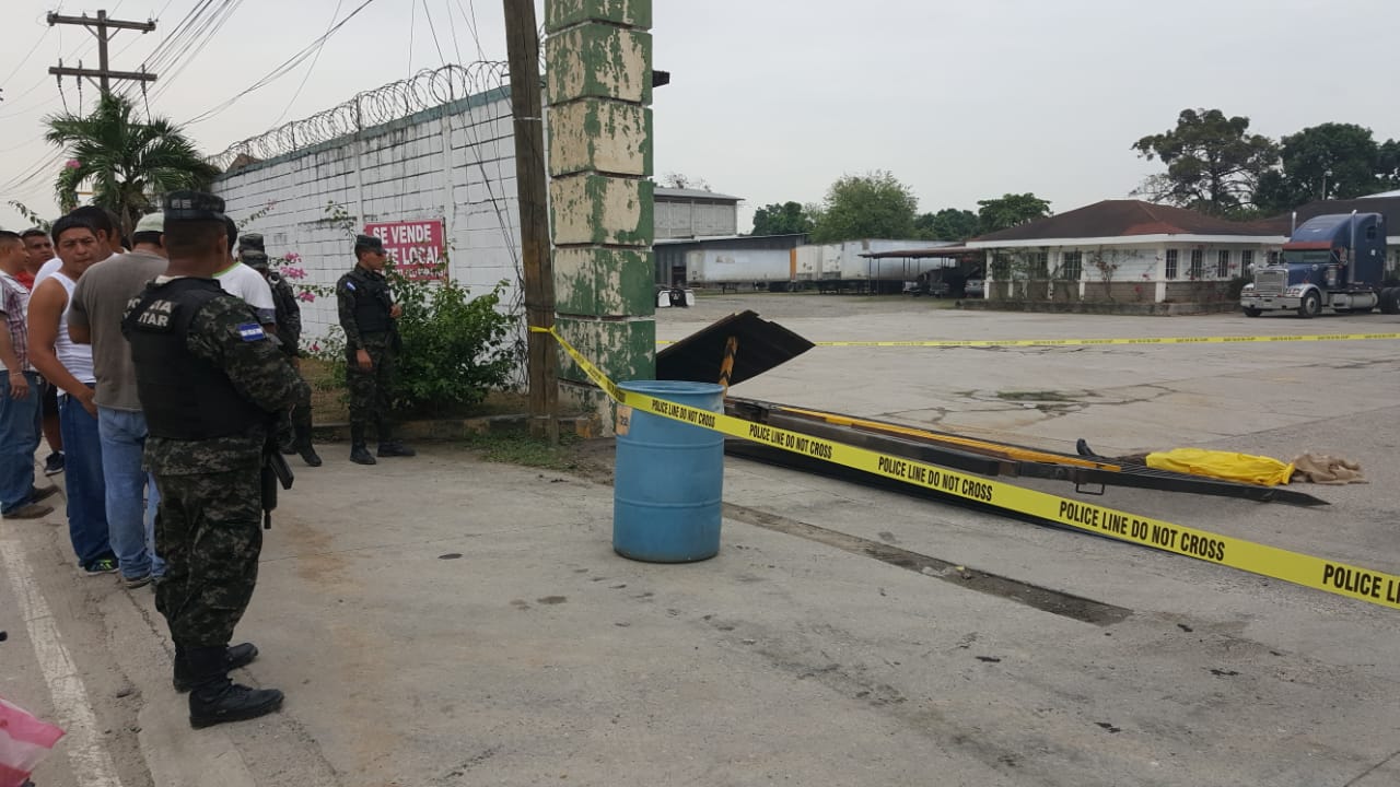 Guardia de seguridad murió tras caerle encima un portón en Chomelecón