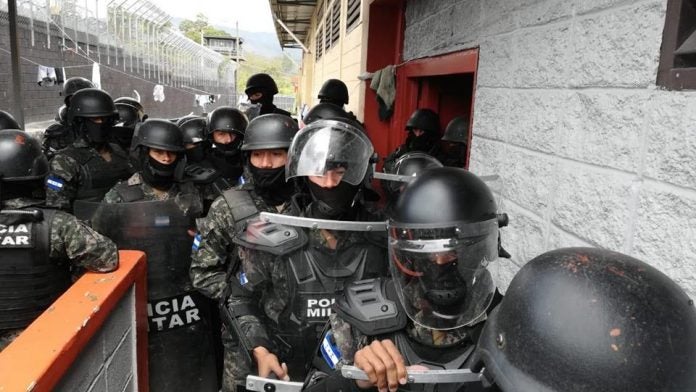 Trasladan reos en cárceles de Honduras