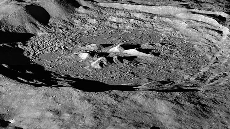 Hielo en la superficie de La Luna
