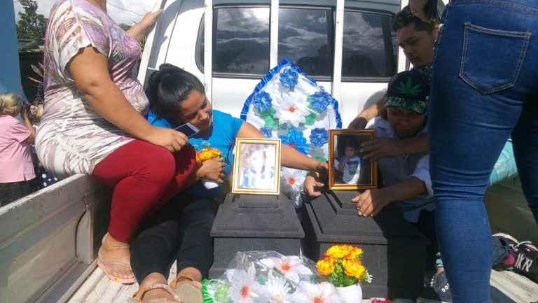 Sepultan cuerpos de hermanitos quemados en San Pedro Sula