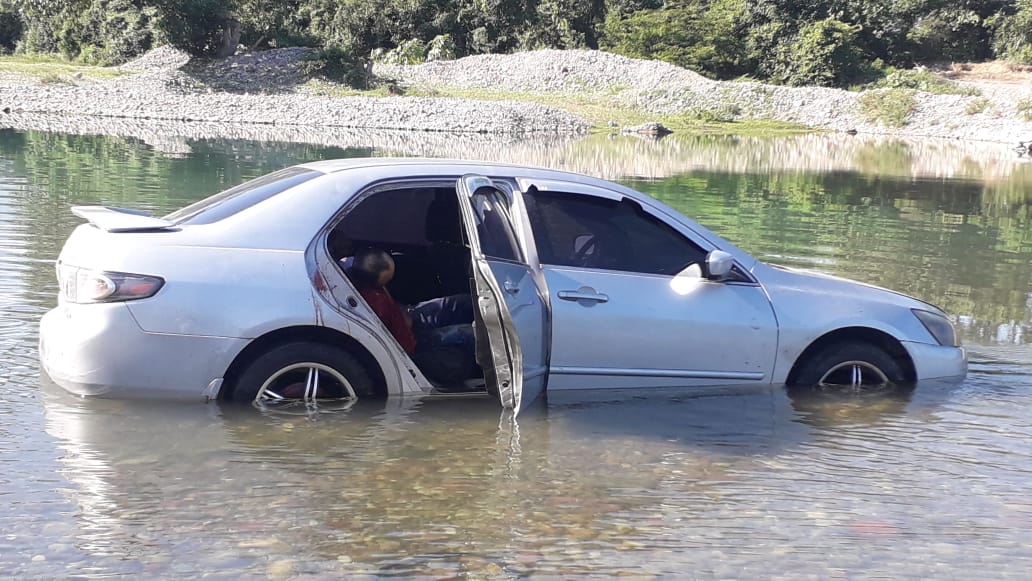 El carro fue dejado en río Bonito.