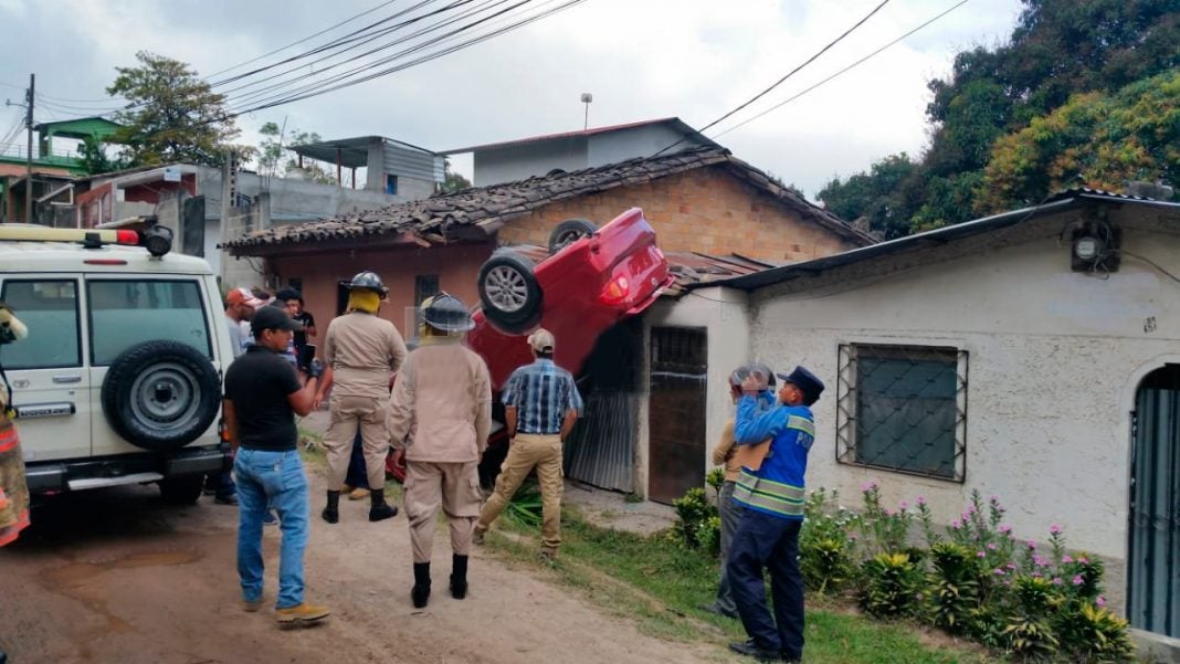 Conductora cae sobre techo en Copán