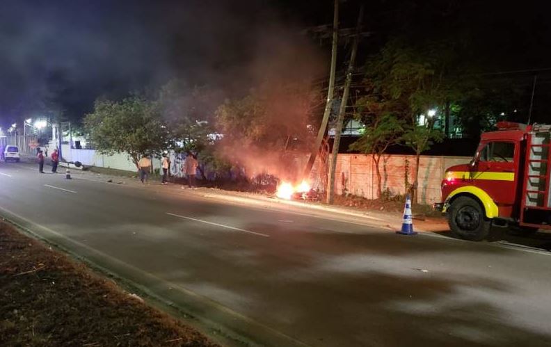 conductor choca contra un poste en Villanueva