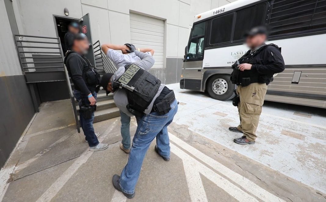 Histórica redada ICE arresta a más de 280 trabajadores inmigrantes en