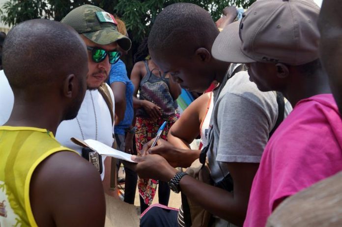 migrantes con escasez de alimentos y agua migrantes con escasez de alimentos y agua