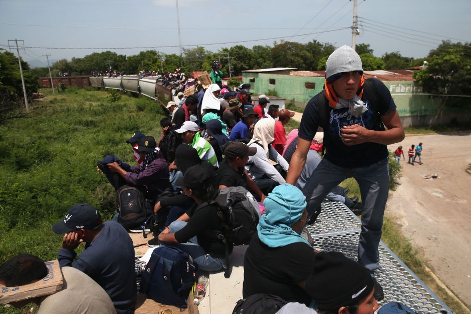 Detienen a 100 migrantes