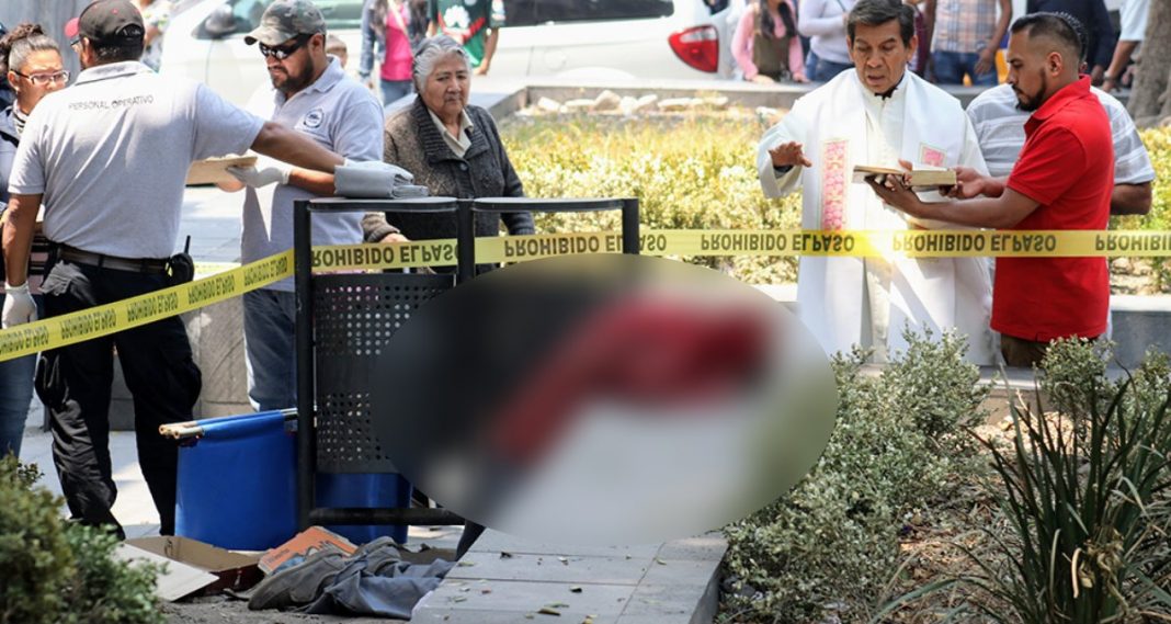 Hombre muere de rodillas en Puebla