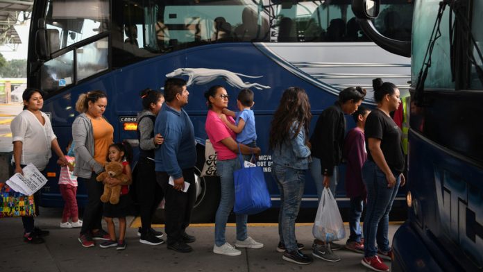 liberan a migrantes en estaciones de buses liberan a migrantes en estaciones de buses