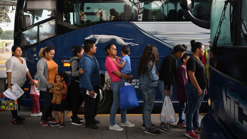 liberan a migrantes en estaciones de buses