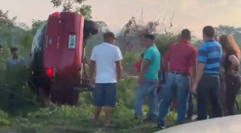 carro entre matorrales en SPS